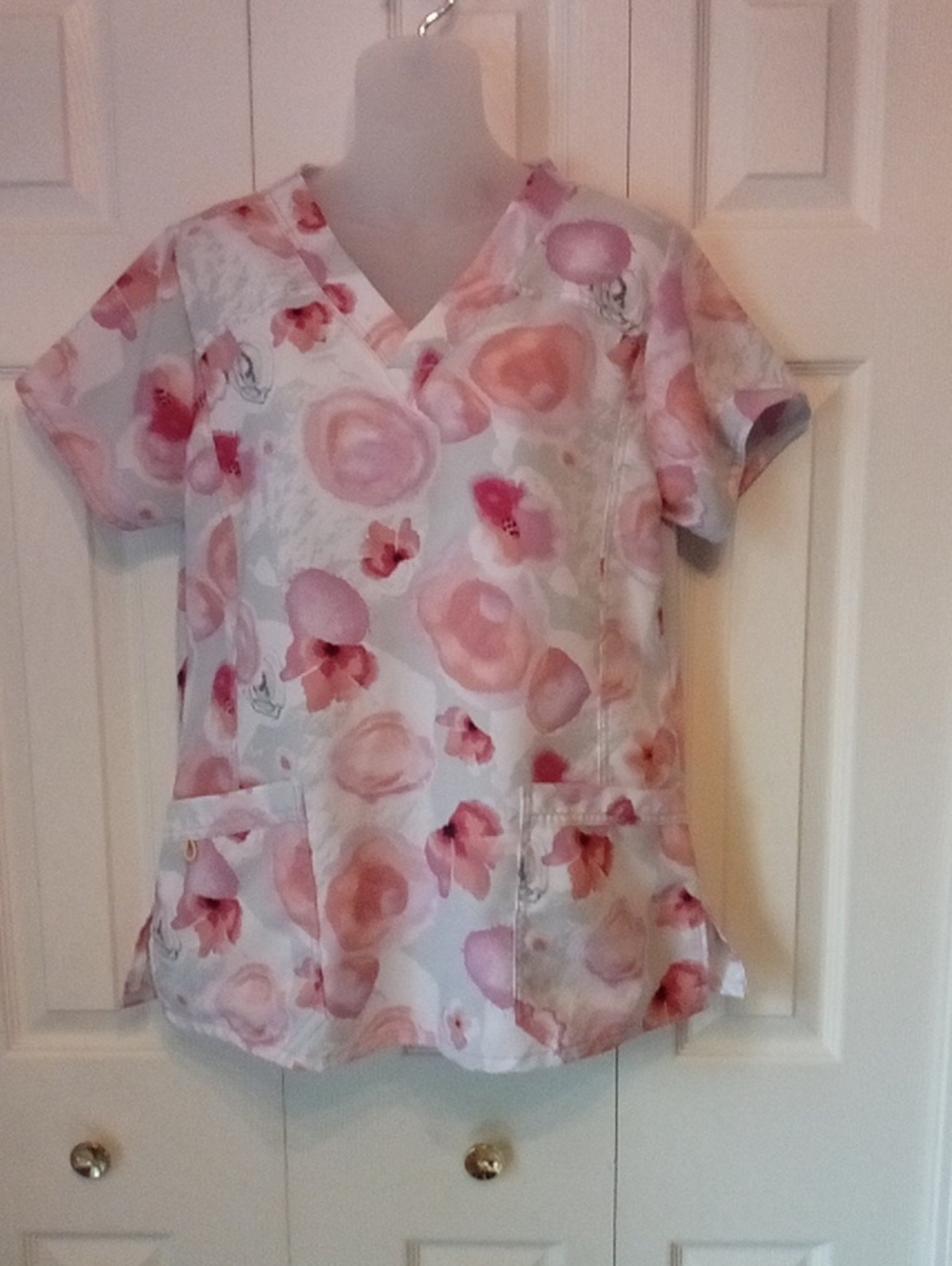 Floral Pink V-Neck Medical Wonderwink Scrub Top Size M